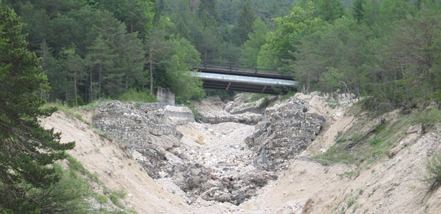 COMIENZAN LAS OBRAS PARA INSTALAR EL SISTEMA DE MONITOREO Y ALARMA CONTRA EL DERRAME DETRÍTICOS EN EL PUEBLO DE CANCIA, AYUNTAMIENTO DE BORCA DI CADORE (BELLUNO)